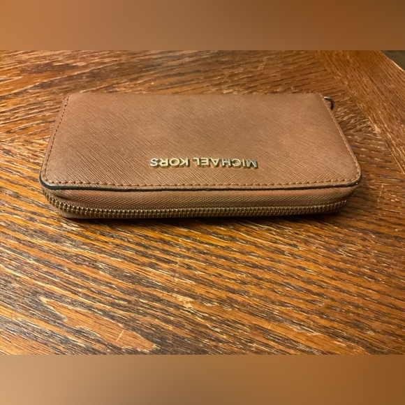 Michael Kors Brown Gold Zipper Wallet! - Picture 8 of 15